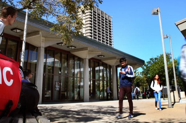 Students walk across the quad of UIC's east campus.