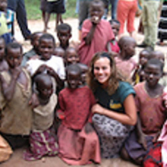 Jiana Calixto poses for a photo with a big group of children in Uganda.