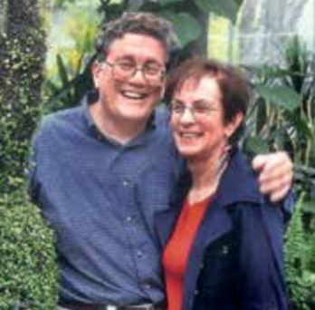 Robert and Linda Kay pose for a photo at an SPH alumni event at the Garfield Conservatory. 