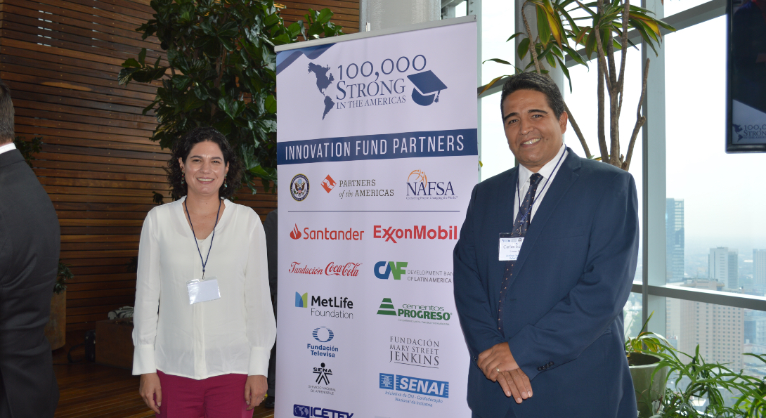 Carlos Eduardo Linares Reyes, chair, Department of Academic Exchange and International Liaison, and Dr. María Eugenia Ocampo Granados, Academic Dean, National Institute of Public Health, accepting the award at the award ceremony in Mexico City.