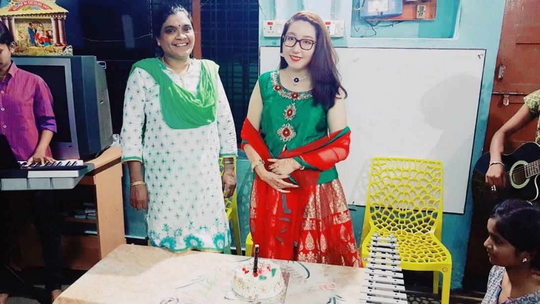 photo 2. The birthday cake ceremony at the CMM. The founder and mother figure of the CMM (left) and I (right) in the traditional Indian dress. *Photo credit: the project manager at the CMM