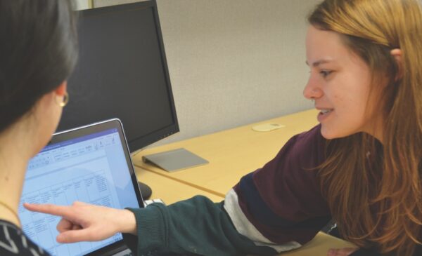 Natalie Burda works with an undergraduate student during a Peer Support Team meeting.